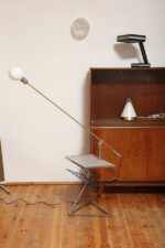Metalowa minimalistyczna jednopunktowa lampa podłogowa z laminowanym szarobiałym blatem, półką z naciągiem z elastycznej czarnej taśmy, trójkątną podstawą i ruchomym regulowanym ramieniem, "Wnętrzowa lampa oświetleniowa Typ MG 3", Polska, lata 70. - obrazek 17
