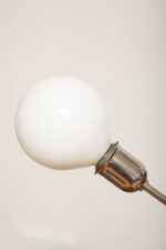 Metalowa minimalistyczna jednopunktowa lampa podłogowa z laminowanym szarobiałym blatem, półką z naciągiem z elastycznej czarnej taśmy, trójkątną podstawą i ruchomym regulowanym ramieniem, "Wnętrzowa lampa oświetleniowa Typ MG 3", Polska, lata 70. - obrazek 8