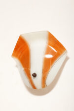 Duża mlecznobiało-pomarańczowa jednopunktowa szklana lampa ścienna/kinkiet ze złoceniami w kształcie rozłożystego liścia, Polska, lata 60. - obrazek 11