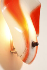 Duża mlecznobiało-czerwona jednopunktowa szklana lampa ścienna/kinkiet ze złoceniami w kształcie rozłożystego liścia, Polska, lata 60. - obrazek 11