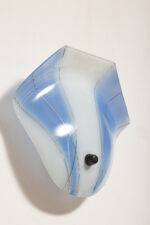 Duża mlecznobiało-niebieska jednopunktowa szklana lampa ścienna/kinkiet ze złoceniami w kształcie rozłożystego liścia, Polska, lata 60. - obrazek 12