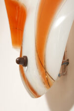 Duża mlecznobiało-pomarańczowa jednopunktowa szklana lampa ścienna/kinkiet ze złoceniami w kształcie rozłożystego liścia, Polska, lata 60. - obrazek 12