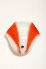 Duża mlecznobiało-czerwona jednopunktowa szklana lampa ścienna/kinkiet ze złoceniami w kształcie rozłożystego liścia, Polska, lata 60. - obrazek 8