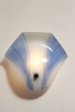 Duża mlecznobiało-niebieska jednopunktowa szklana lampa ścienna/kinkiet ze złoceniami w kształcie rozłożystego liścia, Polska, lata 60. - obrazek 13