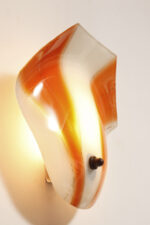 Duża mlecznobiało-pomarańczowa jednopunktowa szklana lampa ścienna/kinkiet ze złoceniami w kształcie rozłożystego liścia, Polska, lata 60. - obrazek 13