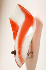 Duża mlecznobiało-czerwona jednopunktowa szklana lampa ścienna/kinkiet ze złoceniami w kształcie rozłożystego liścia, Polska, lata 60. - obrazek 37