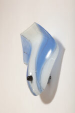 Duża mlecznobiało-niebieska jednopunktowa szklana lampa ścienna/kinkiet ze złoceniami w kształcie rozłożystego liścia, Polska, lata 60. - obrazek 14