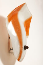 Duża mlecznobiało-pomarańczowa jednopunktowa szklana lampa ścienna/kinkiet ze złoceniami w kształcie rozłożystego liścia, Polska, lata 60. - obrazek 14