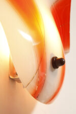 Duża mlecznobiało-czerwona jednopunktowa szklana lampa ścienna/kinkiet ze złoceniami w kształcie rozłożystego liścia, Polska, lata 60. - obrazek 9