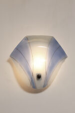 Duża mlecznobiało-niebieska jednopunktowa szklana lampa ścienna/kinkiet ze złoceniami w kształcie rozłożystego liścia, Polska, lata 60. - obrazek 15