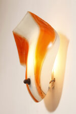 Duża mlecznobiało-pomarańczowa jednopunktowa szklana lampa ścienna/kinkiet ze złoceniami w kształcie rozłożystego liścia, Polska, lata 60. - obrazek 15