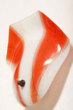 Duża mlecznobiało-czerwona jednopunktowa szklana lampa ścienna/kinkiet ze złoceniami w kształcie rozłożystego liścia, Polska, lata 60. - obrazek 14