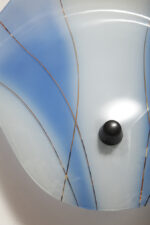 Duża mlecznobiało-niebieska jednopunktowa szklana lampa ścienna/kinkiet ze złoceniami w kształcie rozłożystego liścia, Polska, lata 60. - obrazek 16