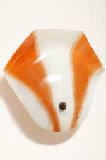 Duża mlecznobiało-pomarańczowa jednopunktowa szklana lampa ścienna/kinkiet ze złoceniami w kształcie rozłożystego liścia, Polska, lata 60. - obrazek 16