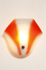 Duża mlecznobiało-czerwona jednopunktowa szklana lampa ścienna/kinkiet ze złoceniami w kształcie rozłożystego liścia, Polska, lata 60. - obrazek 21