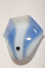 Duża mlecznobiało-niebieska jednopunktowa szklana lampa ścienna/kinkiet ze złoceniami w kształcie rozłożystego liścia, Polska, lata 60. - obrazek 17