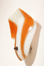 Duża mlecznobiało-pomarańczowa jednopunktowa szklana lampa ścienna/kinkiet ze złoceniami w kształcie rozłożystego liścia, Polska, lata 60. - obrazek 17