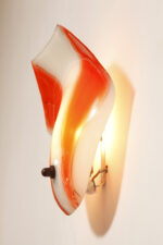 Duża mlecznobiało-czerwona jednopunktowa szklana lampa ścienna/kinkiet ze złoceniami w kształcie rozłożystego liścia, Polska, lata 60. - obrazek 5