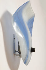 Duża mlecznobiało-niebieska jednopunktowa szklana lampa ścienna/kinkiet ze złoceniami w kształcie rozłożystego liścia, Polska, lata 60. - obrazek 18