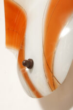 Duża mlecznobiało-pomarańczowa jednopunktowa szklana lampa ścienna/kinkiet ze złoceniami w kształcie rozłożystego liścia, Polska, lata 60. - obrazek 18