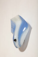 Duża mlecznobiało-niebieska jednopunktowa szklana lampa ścienna/kinkiet ze złoceniami w kształcie rozłożystego liścia, Polska, lata 60. - obrazek 19