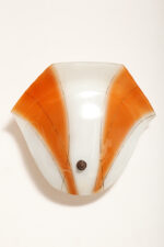 Duża mlecznobiało-pomarańczowa jednopunktowa szklana lampa ścienna/kinkiet ze złoceniami w kształcie rozłożystego liścia, Polska, lata 60. - obrazek 19