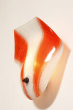 Duża mlecznobiało-czerwona jednopunktowa szklana lampa ścienna/kinkiet ze złoceniami w kształcie rozłożystego liścia, Polska, lata 60. - obrazek 31