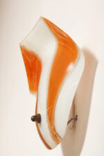 Duża mlecznobiało-pomarańczowa jednopunktowa szklana lampa ścienna/kinkiet ze złoceniami w kształcie rozłożystego liścia, Polska, lata 60. - obrazek 20