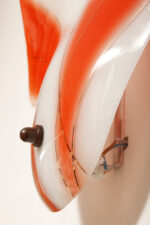 Duża mlecznobiało-czerwona jednopunktowa szklana lampa ścienna/kinkiet ze złoceniami w kształcie rozłożystego liścia, Polska, lata 60. - obrazek 6