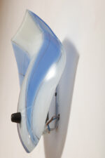 Duża mlecznobiało-niebieska jednopunktowa szklana lampa ścienna/kinkiet ze złoceniami w kształcie rozłożystego liścia, Polska, lata 60. - obrazek 2