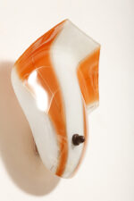 Duża mlecznobiało-pomarańczowa jednopunktowa szklana lampa ścienna/kinkiet ze złoceniami w kształcie rozłożystego liścia, Polska, lata 60. - obrazek 2