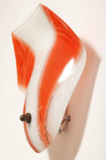 Duża mlecznobiało-czerwona jednopunktowa szklana lampa ścienna/kinkiet ze złoceniami w kształcie rozłożystego liścia, Polska, lata 60. - obrazek 41