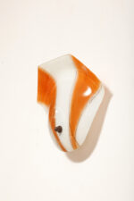 Duża mlecznobiało-pomarańczowa jednopunktowa szklana lampa ścienna/kinkiet ze złoceniami w kształcie rozłożystego liścia, Polska, lata 60. - obrazek 21