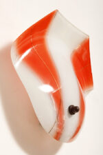 Duża mlecznobiało-czerwona jednopunktowa szklana lampa ścienna/kinkiet ze złoceniami w kształcie rozłożystego liścia, Polska, lata 60. - obrazek 17