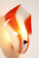 Duża mlecznobiało-czerwona jednopunktowa szklana lampa ścienna/kinkiet ze złoceniami w kształcie rozłożystego liścia, Polska, lata 60. - obrazek 13