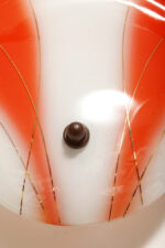 Duża mlecznobiało-czerwona jednopunktowa szklana lampa ścienna/kinkiet ze złoceniami w kształcie rozłożystego liścia, Polska, lata 60. - obrazek 4