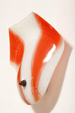 Duża mlecznobiało-czerwona jednopunktowa szklana lampa ścienna/kinkiet ze złoceniami w kształcie rozłożystego liścia, Polska, lata 60. - obrazek 20