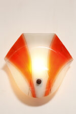 Duża mlecznobiało-czerwona jednopunktowa szklana lampa ścienna/kinkiet ze złoceniami w kształcie rozłożystego liścia, Polska, lata 60. - obrazek 18