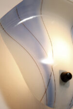 Duża mlecznobiało-niebieska jednopunktowa szklana lampa ścienna/kinkiet ze złoceniami w kształcie rozłożystego liścia, Polska, lata 60. - obrazek 3