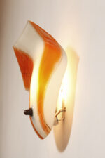 Duża mlecznobiało-pomarańczowa jednopunktowa szklana lampa ścienna/kinkiet ze złoceniami w kształcie rozłożystego liścia, Polska, lata 60. - obrazek 3