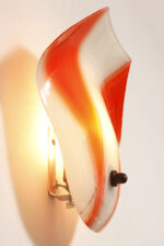 Duża mlecznobiało-czerwona jednopunktowa szklana lampa ścienna/kinkiet ze złoceniami w kształcie rozłożystego liścia, Polska, lata 60. - obrazek 7