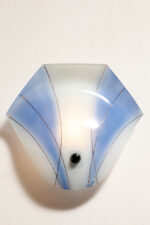 Duża mlecznobiało-niebieska jednopunktowa szklana lampa ścienna/kinkiet ze złoceniami w kształcie rozłożystego liścia, Polska, lata 60. - obrazek 4