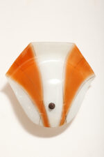 Duża mlecznobiało-pomarańczowa jednopunktowa szklana lampa ścienna/kinkiet ze złoceniami w kształcie rozłożystego liścia, Polska, lata 60. - obrazek 4