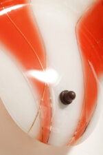 Duża mlecznobiało-czerwona jednopunktowa szklana lampa ścienna/kinkiet ze złoceniami w kształcie rozłożystego liścia, Polska, lata 60. - obrazek 23