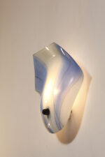 Duża mlecznobiało-niebieska jednopunktowa szklana lampa ścienna/kinkiet ze złoceniami w kształcie rozłożystego liścia, Polska, lata 60. - obrazek 5