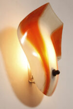 Duża mlecznobiało-pomarańczowa jednopunktowa szklana lampa ścienna/kinkiet ze złoceniami w kształcie rozłożystego liścia, Polska, lata 60. - obrazek 5