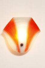 Duża mlecznobiało-czerwona jednopunktowa szklana lampa ścienna/kinkiet ze złoceniami w kształcie rozłożystego liścia, Polska, lata 60. - obrazek 15