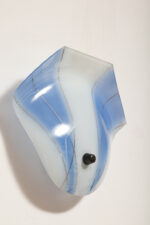 Duża mlecznobiało-niebieska jednopunktowa szklana lampa ścienna/kinkiet ze złoceniami w kształcie rozłożystego liścia, Polska, lata 60. - obrazek 6