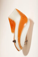 Duża mlecznobiało-pomarańczowa jednopunktowa szklana lampa ścienna/kinkiet ze złoceniami w kształcie rozłożystego liścia, Polska, lata 60. - obrazek 6