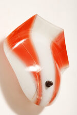 Duża mlecznobiało-czerwona jednopunktowa szklana lampa ścienna/kinkiet ze złoceniami w kształcie rozłożystego liścia, Polska, lata 60. - obrazek 2